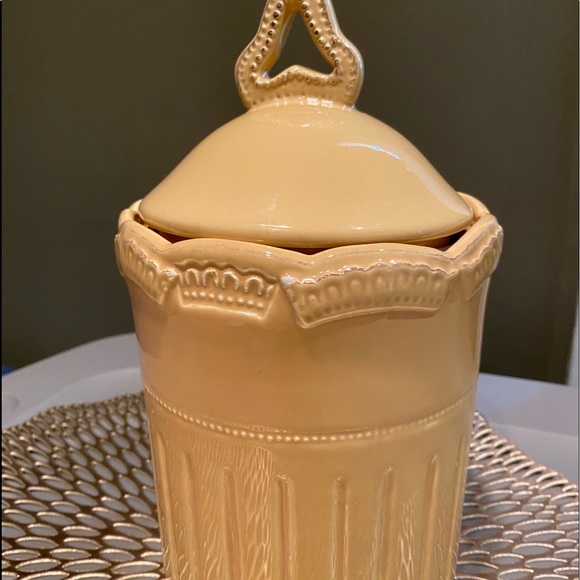 - Vintage pale yellow canister. - Picture 1 of 6